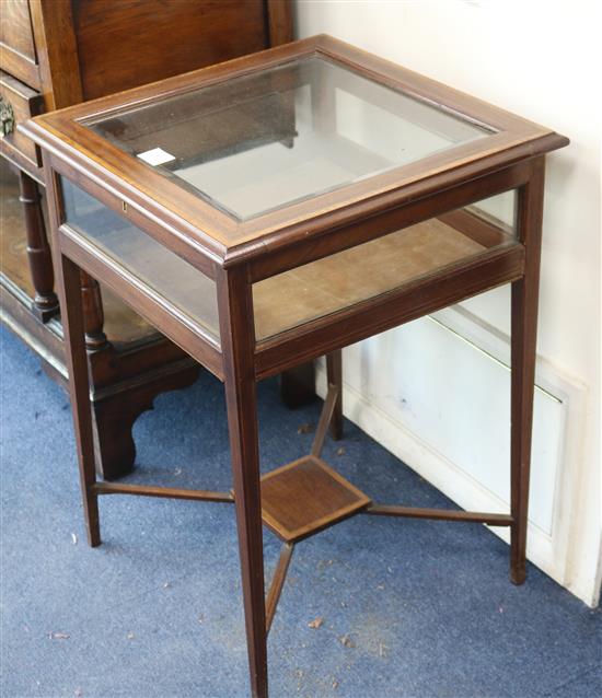 An Edwardian satin banded mahogany bijouterie table W.51cm
